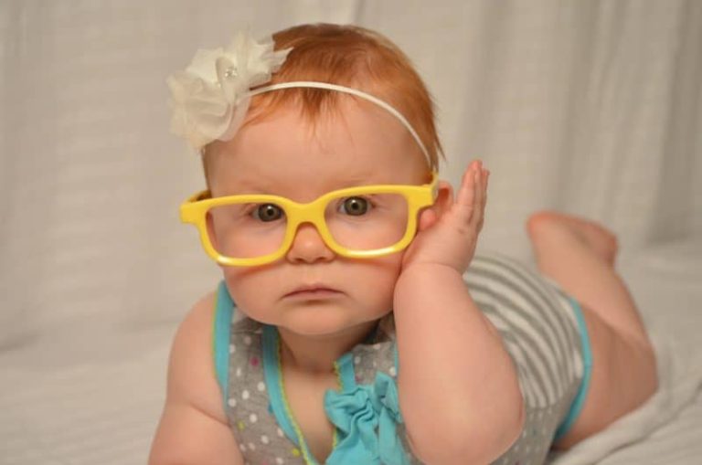 Frühe Anzeichen, dass dein Baby eine Brille braucht