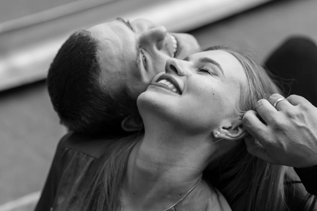 Ich bin introvertiert und habe einen sehr extrovertierten Partner – so funktioniert es