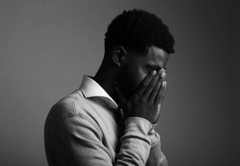7 Verhaltensmerkmale von Männern unter emotionalem Stress