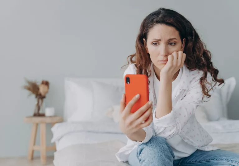 Leidest Du unter Telefonphobie? 7 Anzeichen dafür, dass du Angst vor Anrufen hast